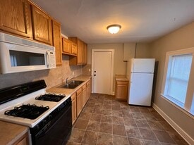 Building Photo - 810 Leonard St NE