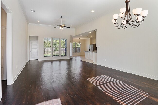 Building Photo - Beautiful 3 Bedroom, 3 Full Bath