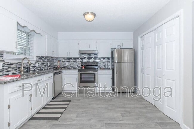 Building Photo - 17 Fernwood Dr