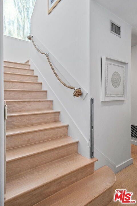 Building Photo - 835 Superba Ave