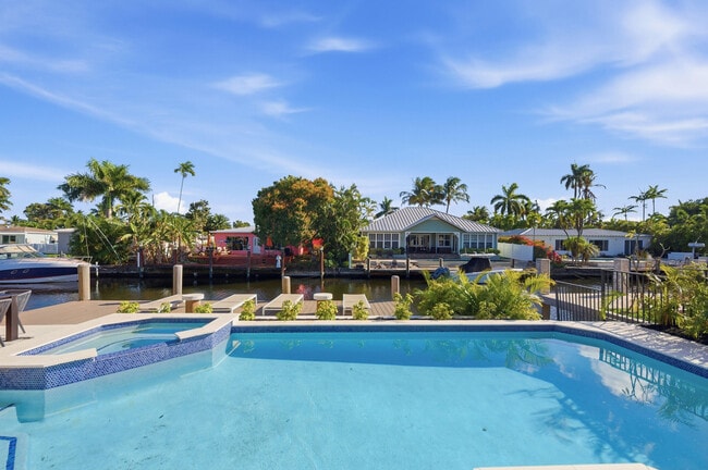 Building Photo - 1308 Avocado Isle