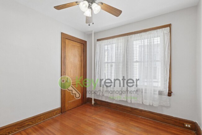 Building Photo - Spacious 4BR Single-Family Home with Garage, Driveway & Fenced Yard in Kearny