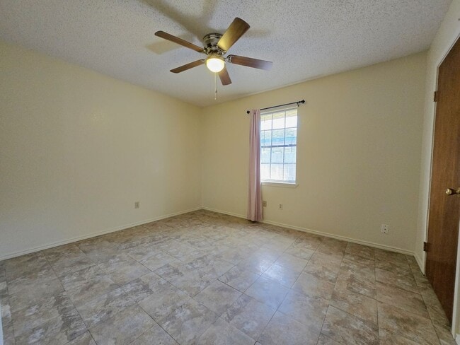 Building Photo - Quaint 2BD/1BTH apartment with a big back yard!
