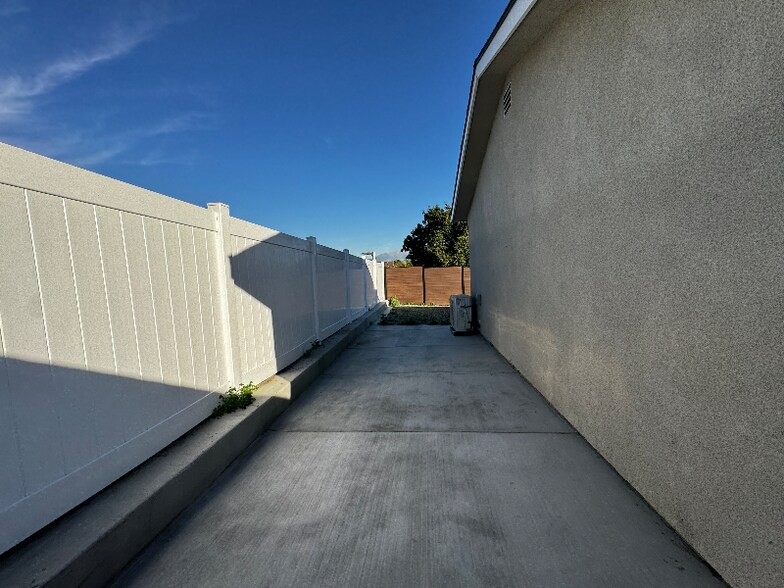 Building Photo - 1486 W 7th St