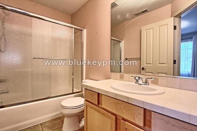 Building Photo - 561 NW Lamonde Terrace