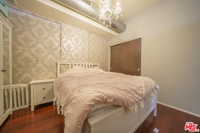 Building Photo - 1100 S Hope St