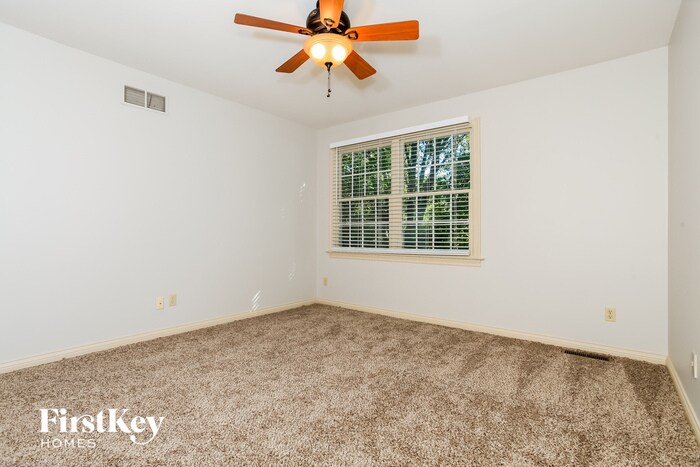 Building Photo - 5130 Lakeside Dr
