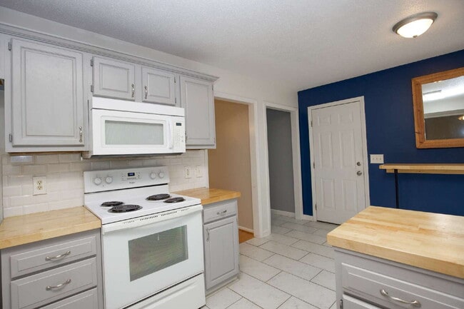 Building Photo - Charming 3 Bedroom, 2,5 Bath home with hug...