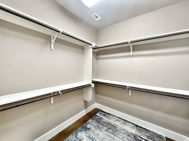 Building Photo - Gorgeous Custom-Built Home in Gated Commun...