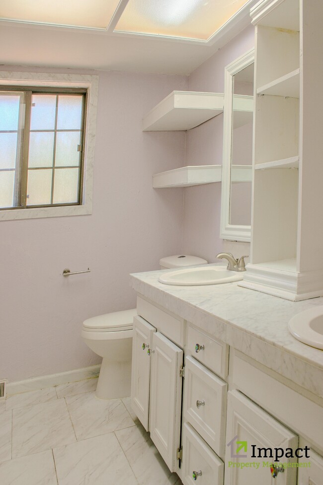Building Photo - 8586 E Lakeview Dr