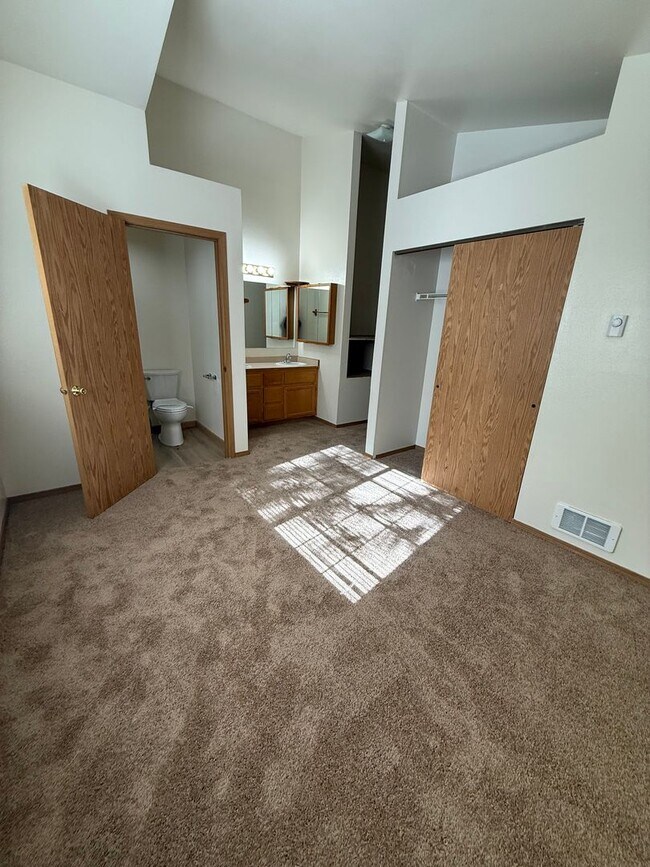 Building Photo - Close to COCC!  Townhouse, 2.5 Bath, W/D Hookups, Gas Fireplace, Water/Sewer Paid, Garage