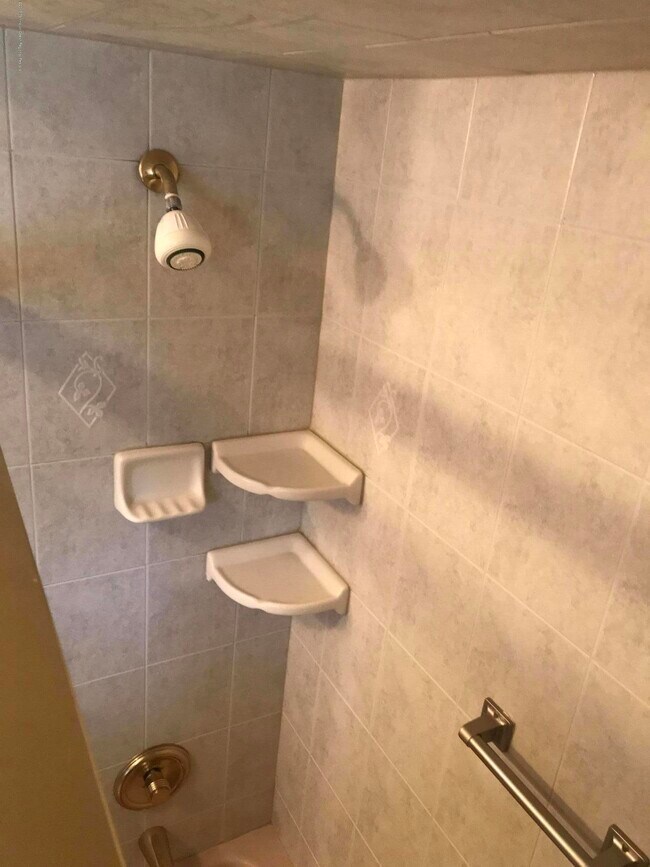 Building Photo - 7 Pearl Dr