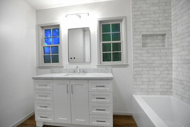 Building Photo - Charming 2BR House in Tryon