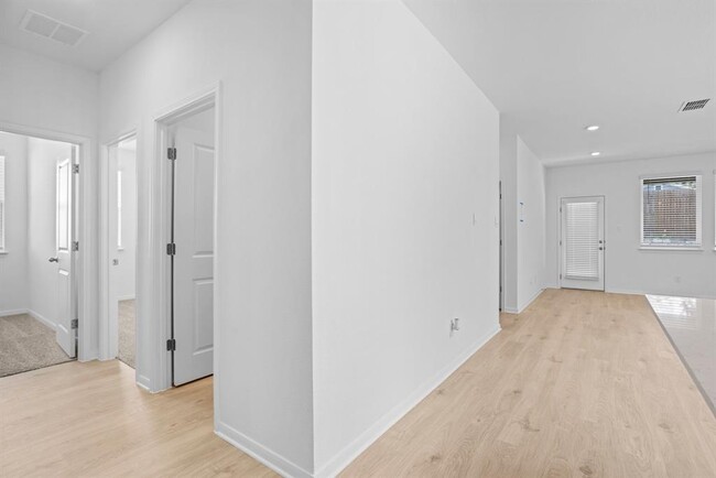 Building Photo - 305 Brooks Ranch Dr