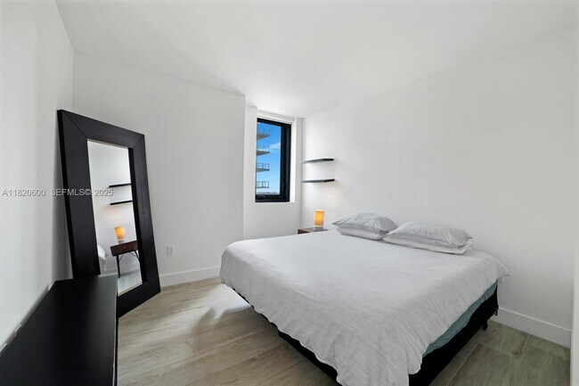 Building Photo - 121 NE 34th St