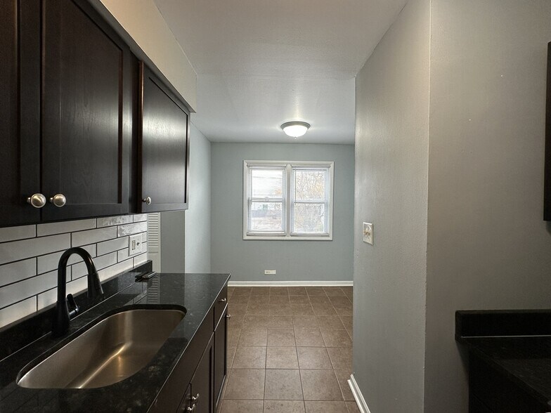 Building Photo - 9620 Ivanhoe Ave