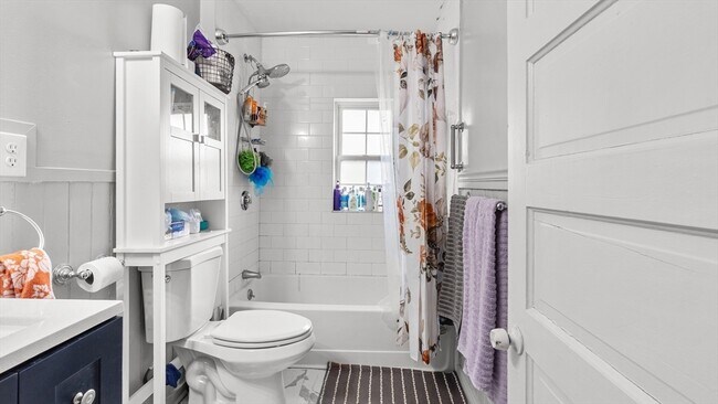 Building Photo - 6 Crescent St