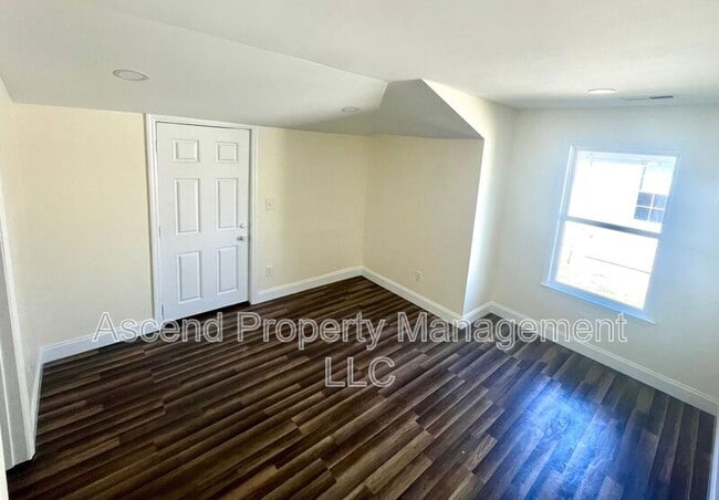 Building Photo - 729 Henderson Ave