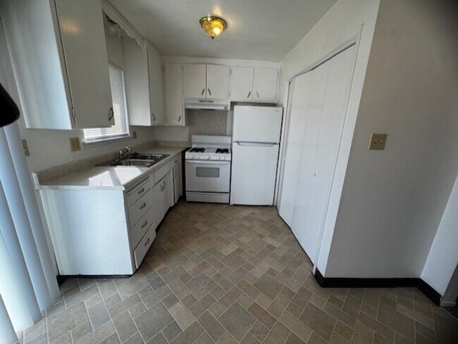 Building Photo - Charming 2 Bedroom/1 bathroom home