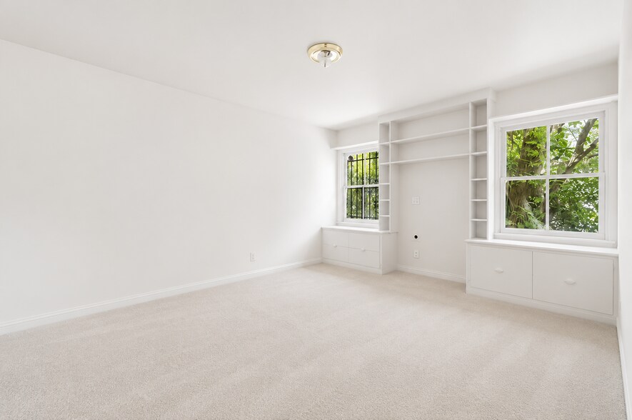 Building Photo - 9149 Hillsboro Dr
