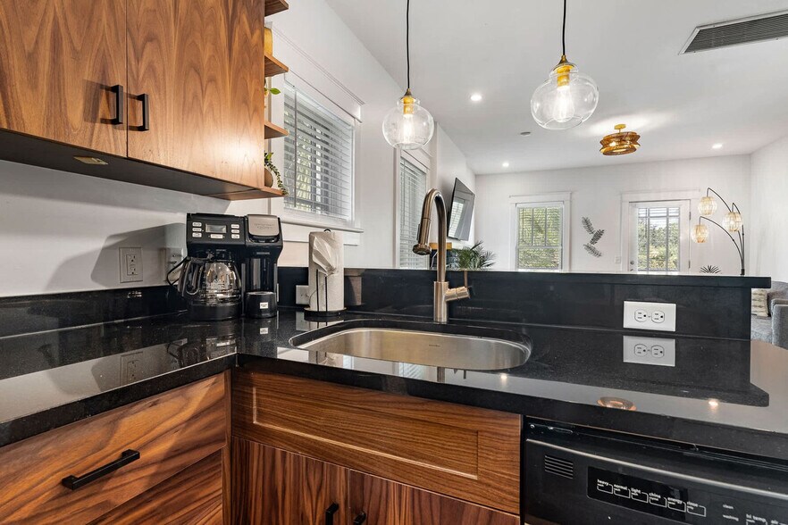 Building Photo - 211 Arpieka Ave