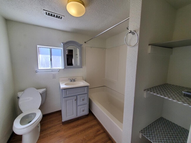 Building Photo - 515 S O'Leary St