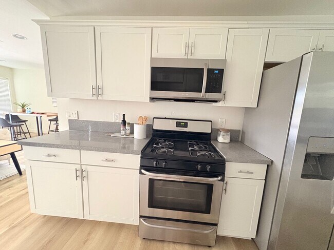Building Photo - 4 Bedroom 2 Bath House For Rent in City He...