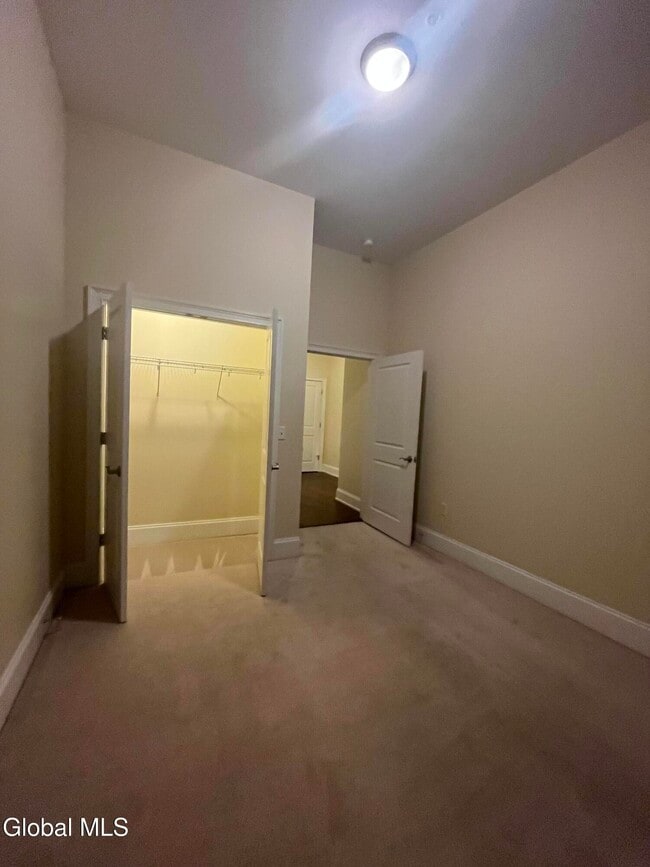 Building Photo - 256 Broadway