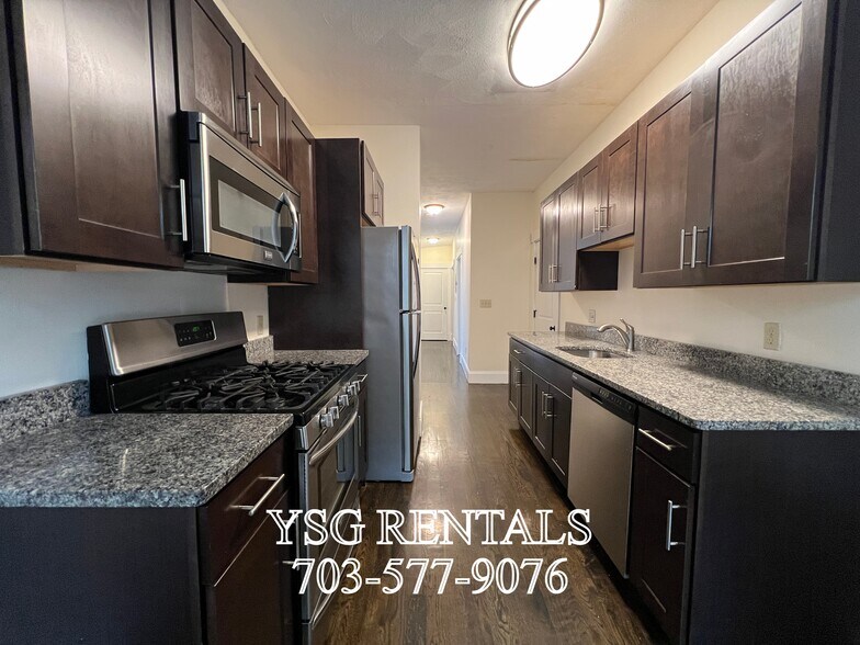 Building Photo - 4 Romar Ter