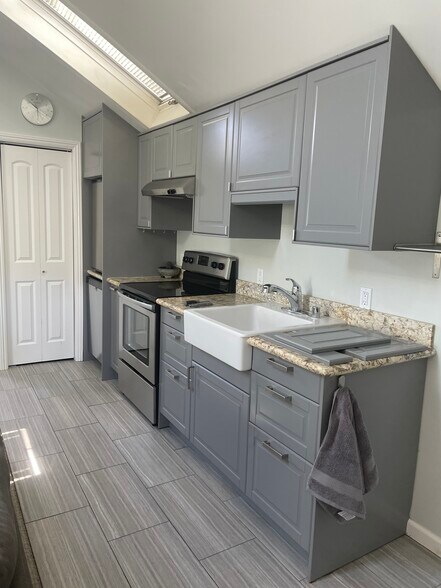 Kitchen - 1715 Lincoln Ave