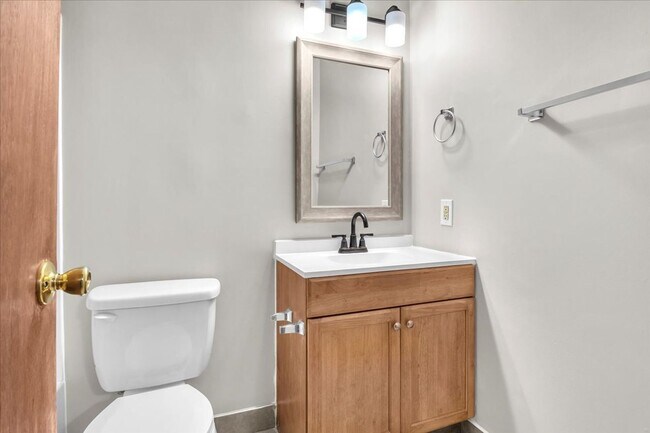 Building Photo - 2 Bed 2.5 Bath Duplex