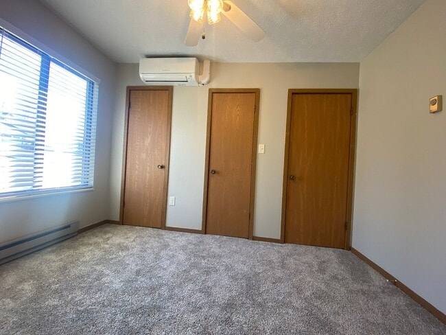 Building Photo - One level Home - 3 Bedroom w/ Garage- Available 08/05!