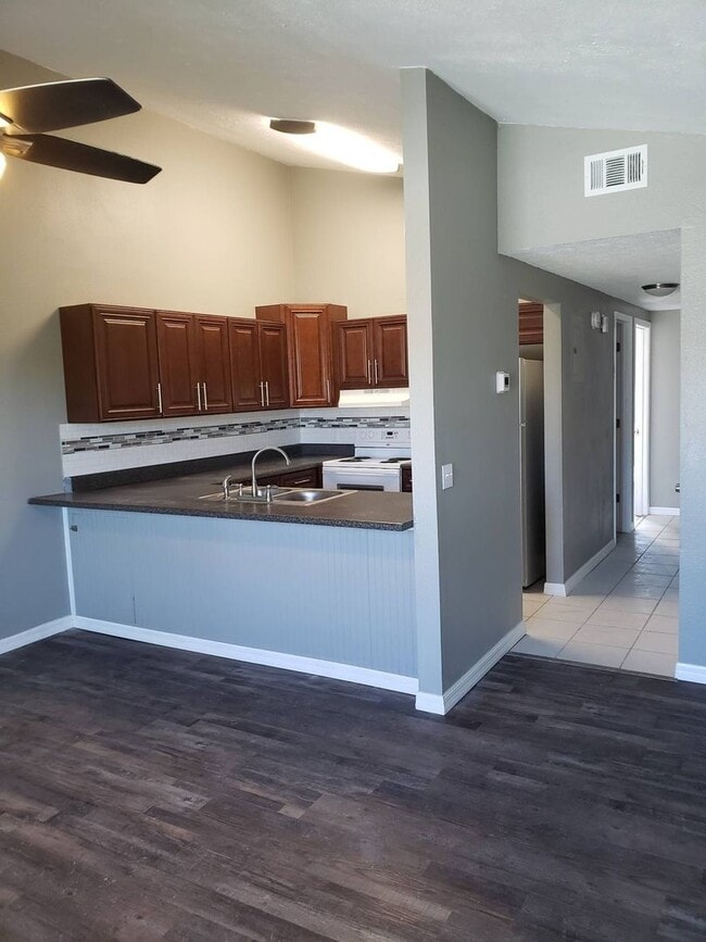 Building Photo - Great Efficiency Unit, Close to Tyndall AFB!