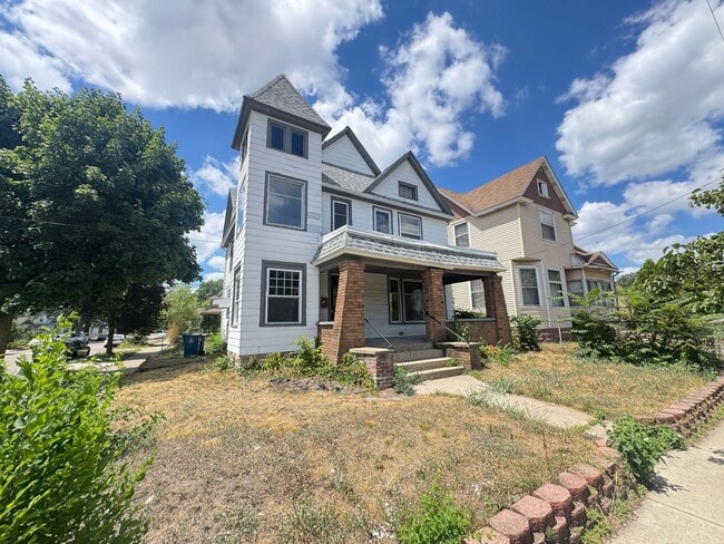 Building Photo - Large 4 Bedroom home!