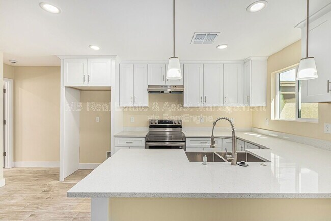 Building Photo - 413 E Southern Ave