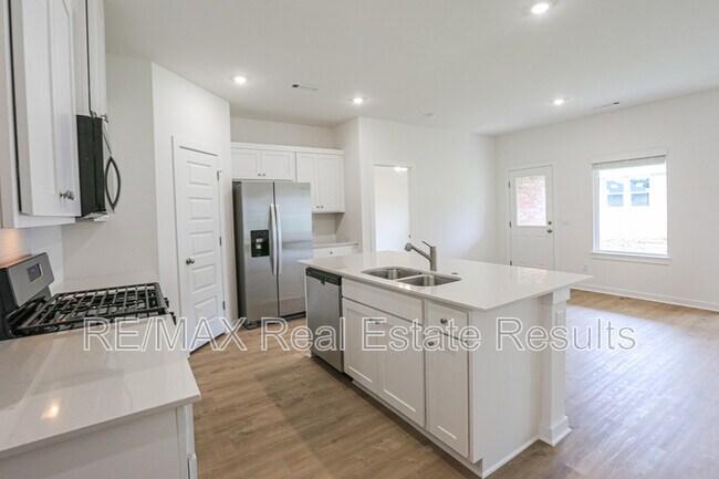 Building Photo - 203 Collie Ave