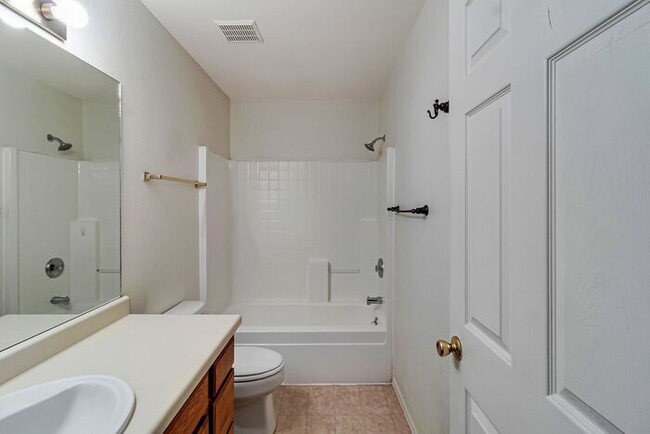 Building Photo - 3 bedroom home with fenced yard and garage...