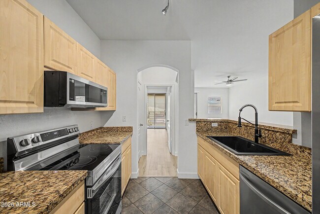 Building Photo - 1411 E Orangewood Ave