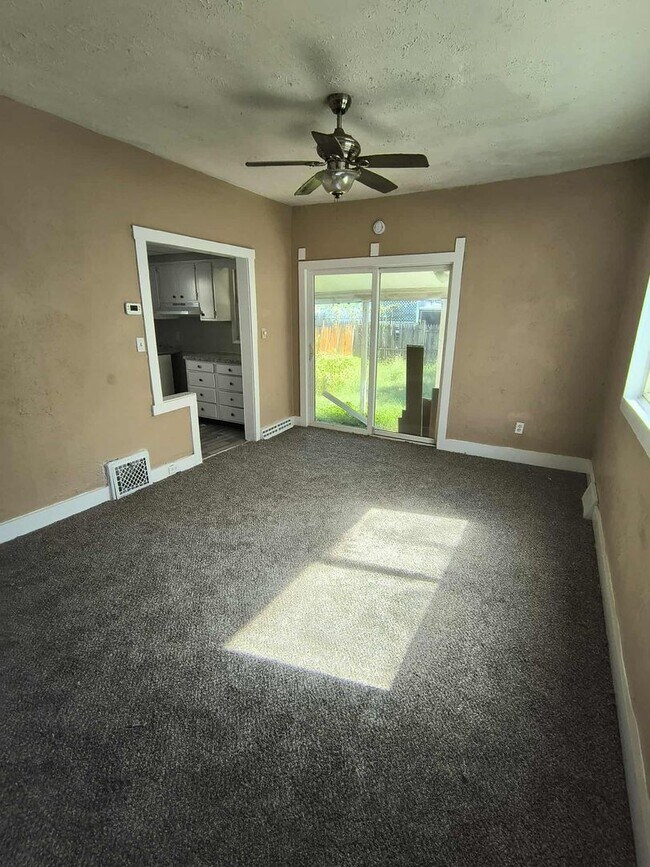 Building Photo - Cute 3 Bedroom Fully Renovated House in We...