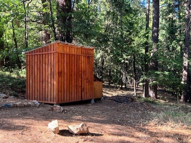 Building Photo - Charming Woodland Cabin Rental in Twain Harte
