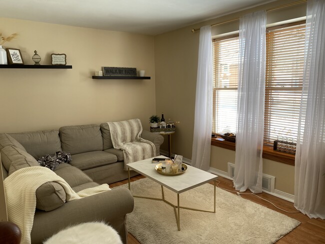 Living room - 450 East Ave