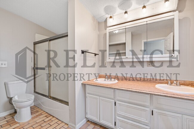 Building Photo - 220 E 44th St S