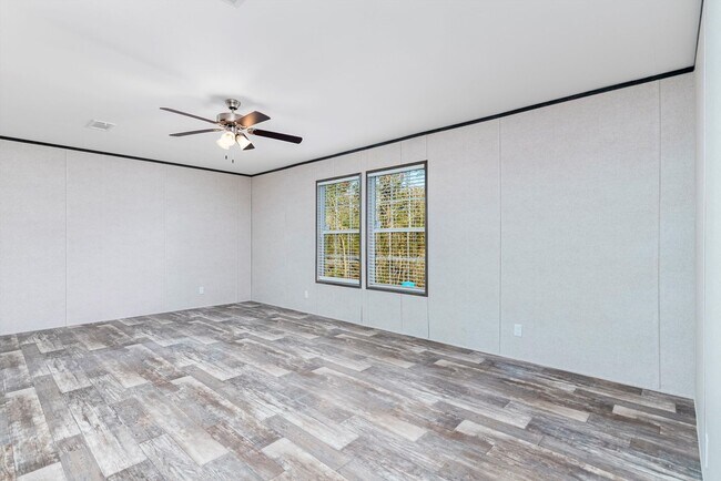 Building Photo - Huge 5 Bedroom 3 Bathroom Hastings Home Located w/ 1 Acre