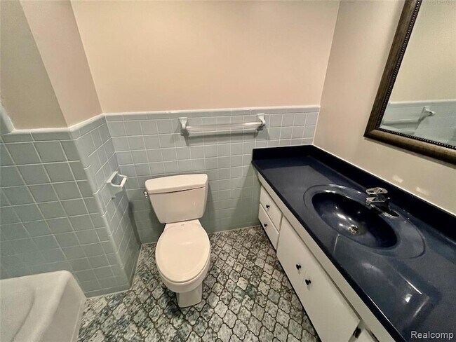 Building Photo - 6901 Woodbank Dr