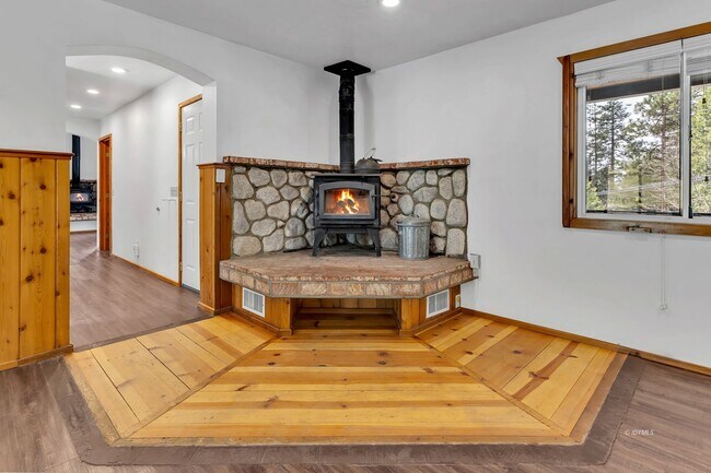 Building Photo - Mountain Lodge Home 1 Mile Away from the C...