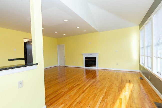 Building Photo - 4 bed, 3.5 bath Single Family Home in Charles Town, WV