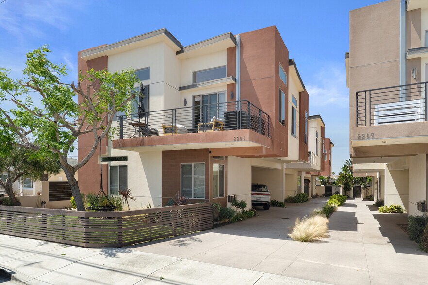 Building Photo - 2205 Rockefeller Ln