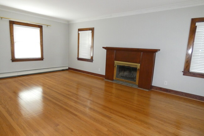 Building Photo - 33 E Woodworth Pl