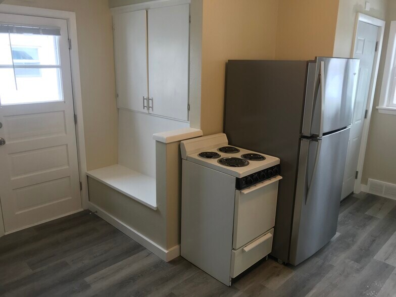 Building Photo - 1011 W College Ave