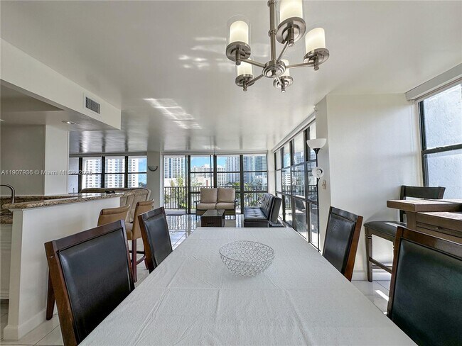 Building Photo - 800 Parkview Dr